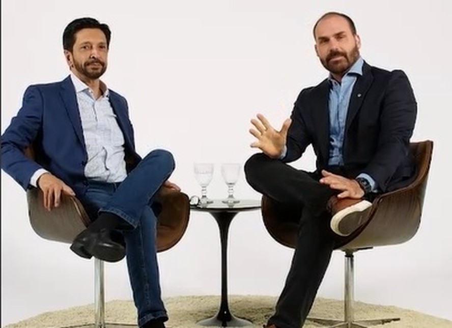 O prefeito de São Paulo Ricardo Nunes se encontrou com o deputado Eduardo Bolsonaro (PL-SP), e os dois gravaram vídeos juntos; material será divulgado nas redes