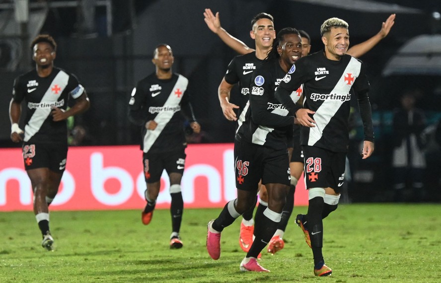 Imagem ilustrativa sobre Vasco vence Vitória, supera expulsão e avança na Copa do Brasil