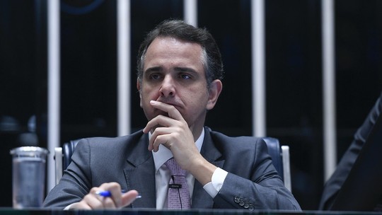 Cobrado por senadores, Pacheco critica 'invasão de competência' pelo STF, mas sem implodir pontes