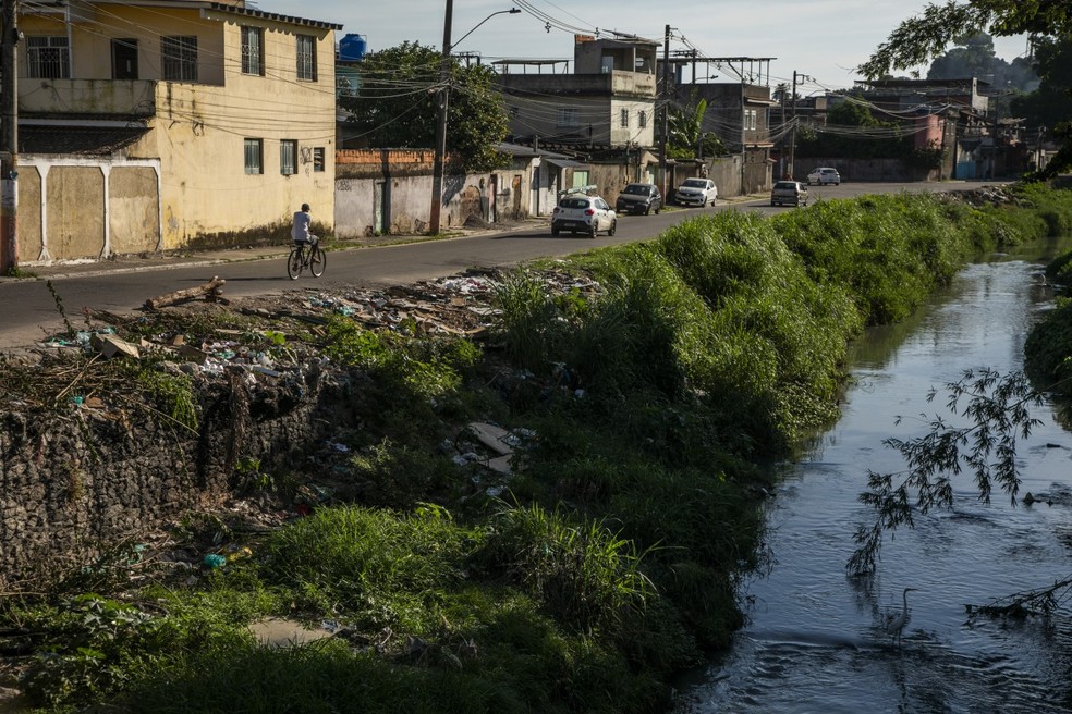O município de Belford Roxo, na Baixada Fluminense, sofre com falta de saneamento — Foto: Guito Moreto / Agência O Globo