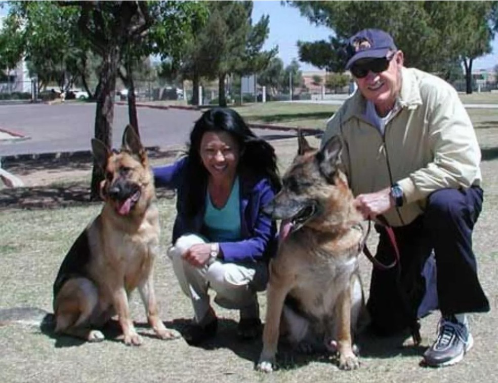 Gene Hackman e Betsy Arakawa com os cachorros — Foto: Reprodução/X