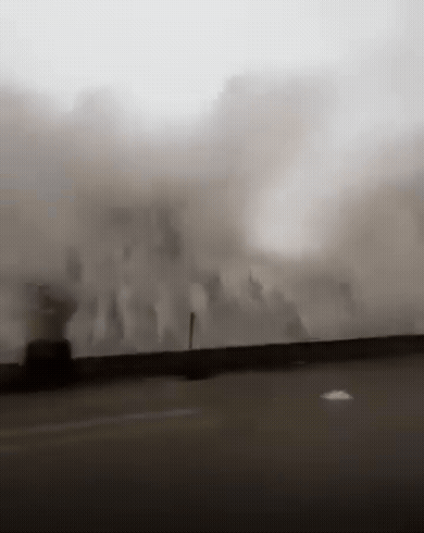 Prefeitos s&atilde;o atingidos por onda 'gigante' ao vivo durante o ciclone Harry, na It&aacute;lia: 'N&atilde;o fa&ccedil;am como n&oacute;s, fiquem longe da orla'