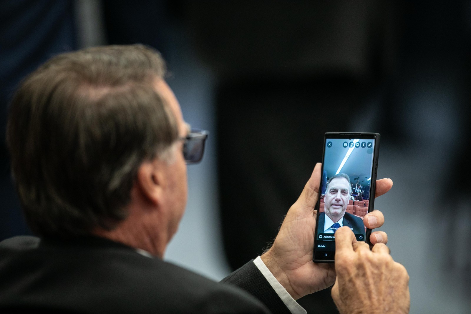 O ex-presidente Jair Bolsonaro conversa com a ex-primeira-dama Michelle Bolsonaro durante sessão do julgamento da trama golpista no STF — Foto: Brenno Carvalho / Agência O Globo