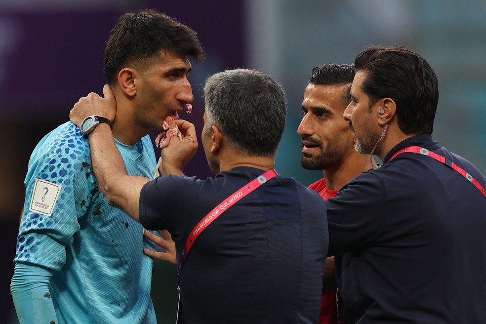 Beiranvand, goleiro do Irã, foi substituído no início do primeiro tempo contra a Inglaterra após choque de cabeça — Foto: Adrian Dennis/AFP