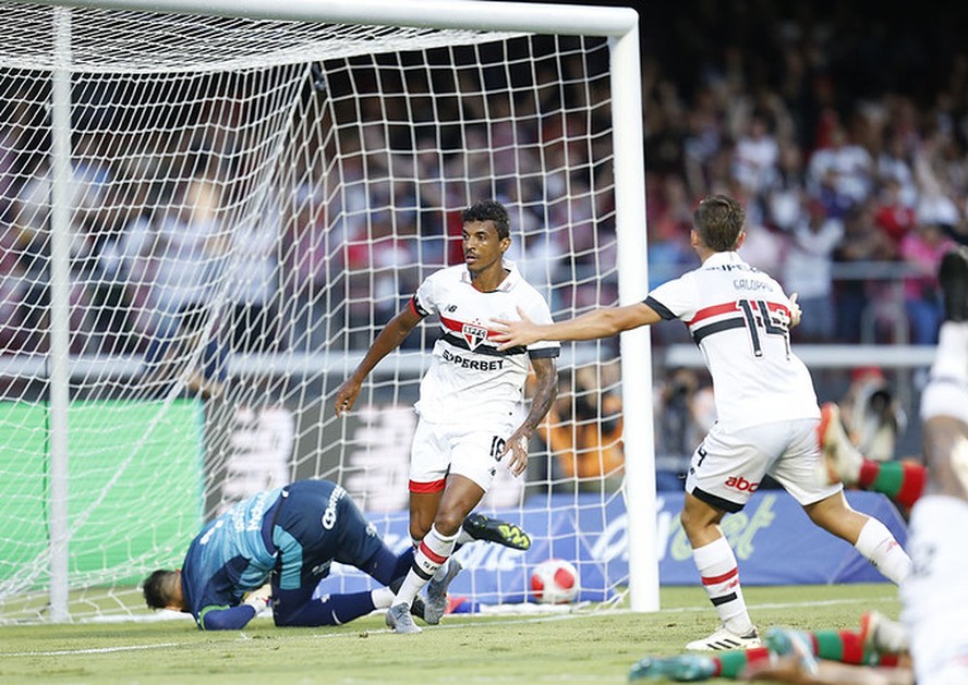 Luiz Gustavo comemora o gol marcado sobre o Portuguesa, seu primeiro pelo São Paulo e em sua volta ao Brasil