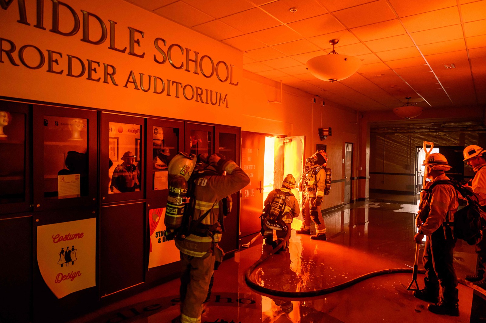 Bombeiros se preparam para combater as chamas na Eliot Arts Magnet Middle School: área de Altadena está em chamas — Foto: JOSH EDELSON / AFP