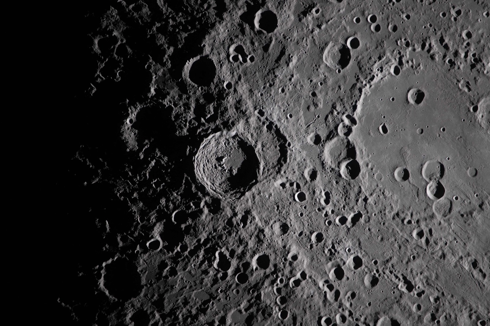 Cratera Vavilov vista da espaçonave Orion — Foto: NASA / AFP