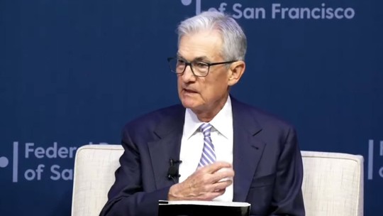 Comentário de Powell adiciona pressão ao cenário que vem fortalecendo o dólar, considera economista