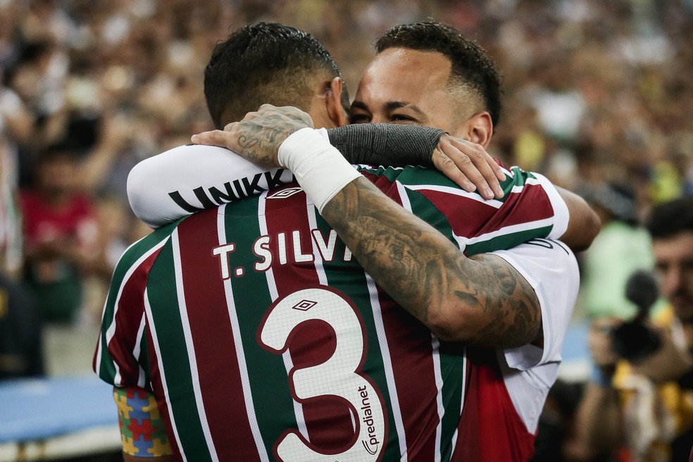 Neymar abraçou o Thiago Silva antes de Fluminense x Santos — Foto: LUCAS MERÇON / FLUMINENSE F.C.