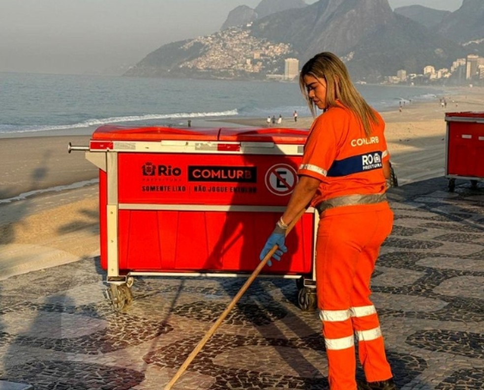 Comlurb diz que instalou, na sexta-feira, cem contêineres de alta capacidade, de 1.200 litros, ao longo da orla da Zona Sul, do Arpoador até o fim do Leblon. — Foto: Reprodução/ Comlurb