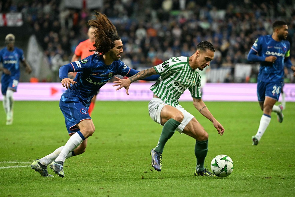 Marc Cucurella marca Antony na final da Liga Conferência entre Chelse a Betis — Foto: Sergei GAPON / AFP