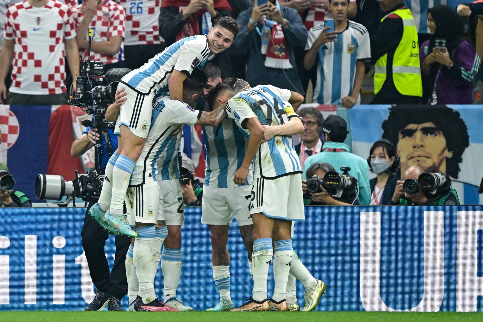Jogadores da Argentina comemoram primeiro gol — Foto: JUAN MABROMATA / AFP