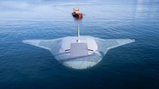 Marinha dos EUA testa enorme drone subaquático em formato de arraia; vídeo