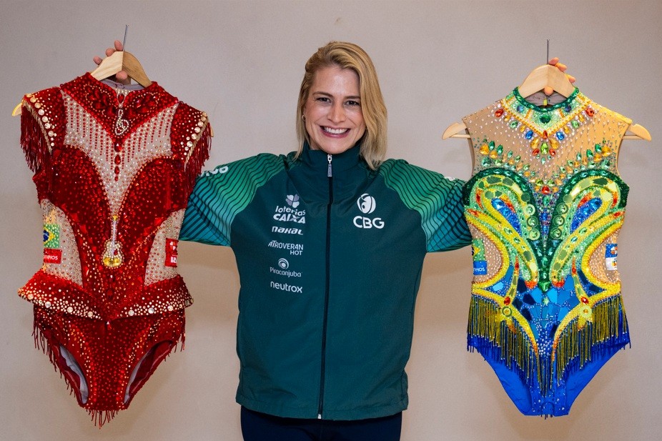 A técnica Camila Ferezin mostra os mimos — Foto: MeloGym/CBG