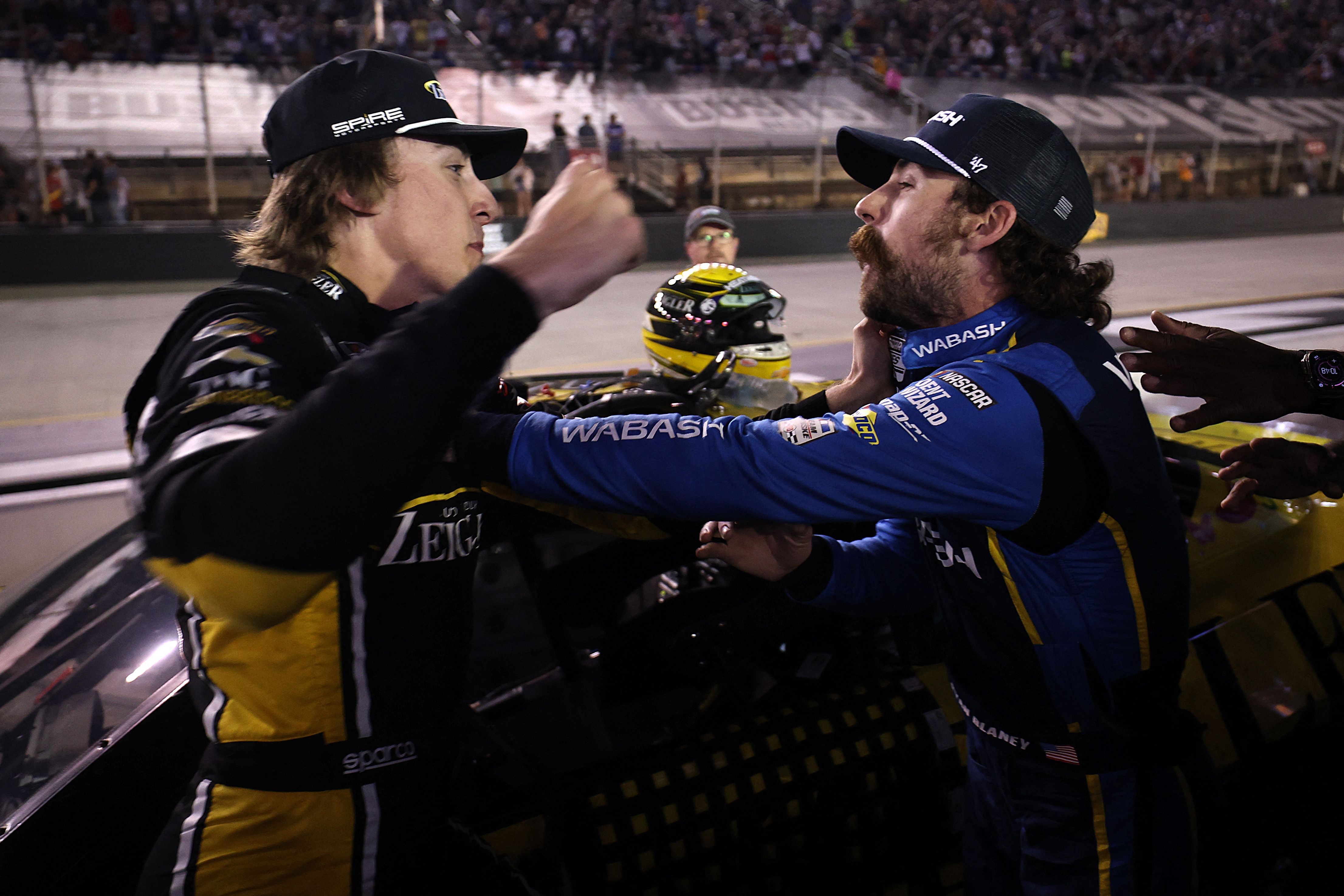 Pilotos da Nascar trocam socos em confusão depois da corrida; veja vídeos