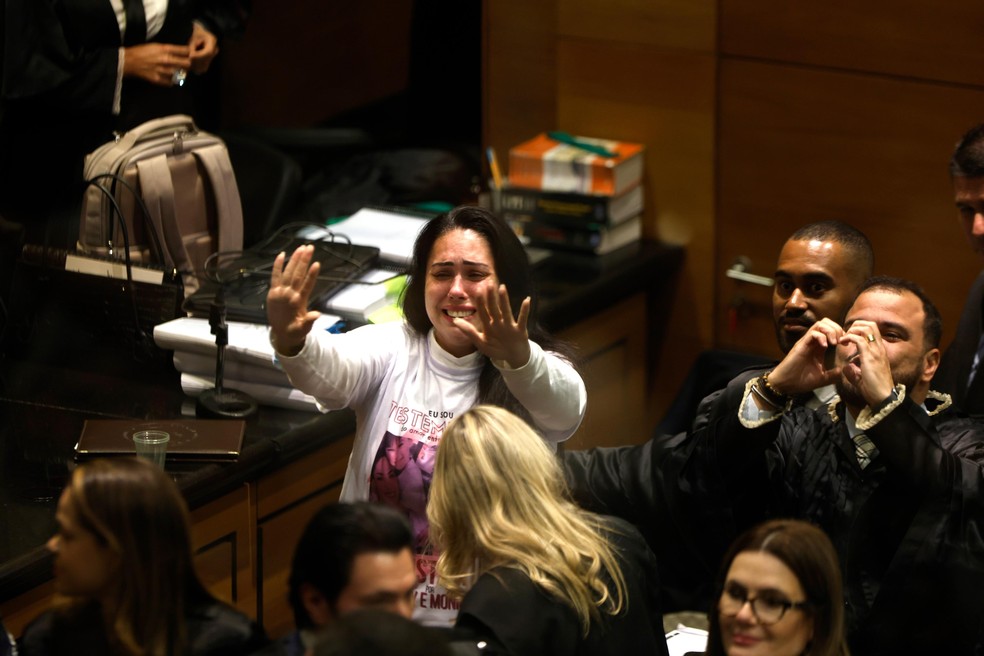 Monique Medeiros, no plen&aacute;rio, comemora a ordem de soltura determinada pela ju&iacute;za Elizabeth Louro &mdash; Foto: Gabriel de Paiva
