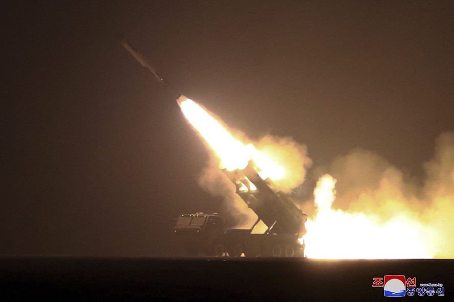 Foto divulgada em 24 de fevereiro de 2023 do lançamento do míssil de cruzeiro estratégico Hwasal-2 durante um exercício na véspera, na área da cidade de Kim Chaek, na Coreia do Norte