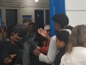 Estudantes da UFRJ agridem jovem que usava camiseta que supostamente fazia apologia ao nazismo - QTU Questões do Universo