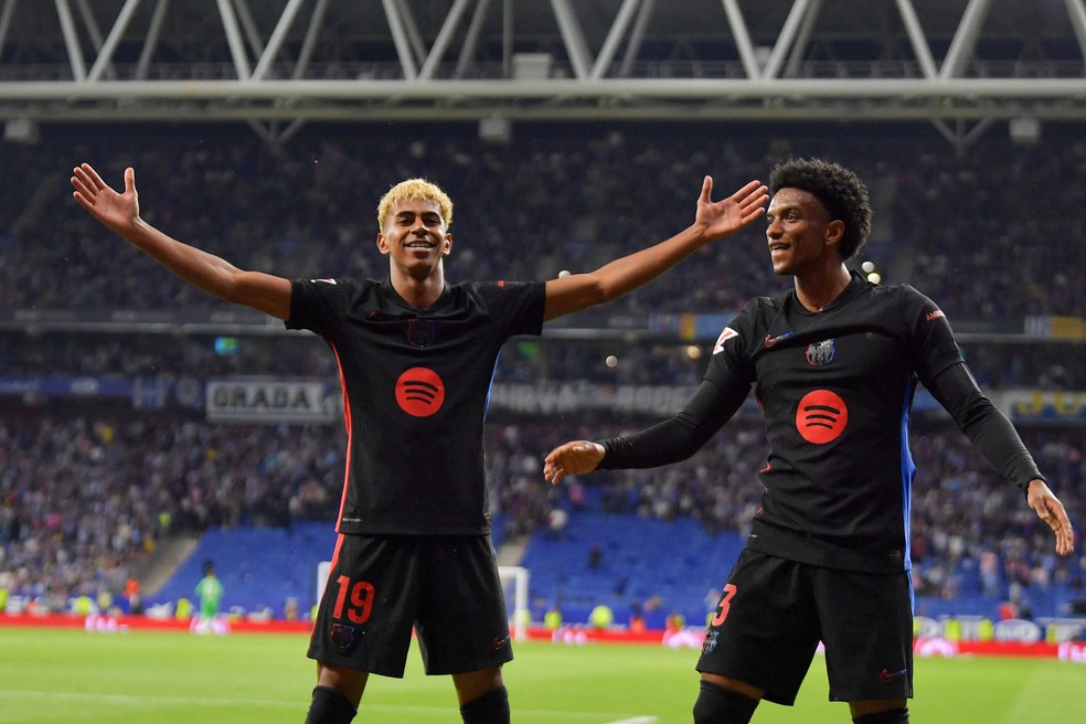 De braços abertos, Yamal é um dos favoritos a ganhar a Bola de Ouro — Foto: AFP