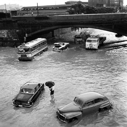Viaduto da linha férrea que cruza a Avenida Francisco Bicalho, na Leopoldina — Foto: Arquivo / Agência O Globo