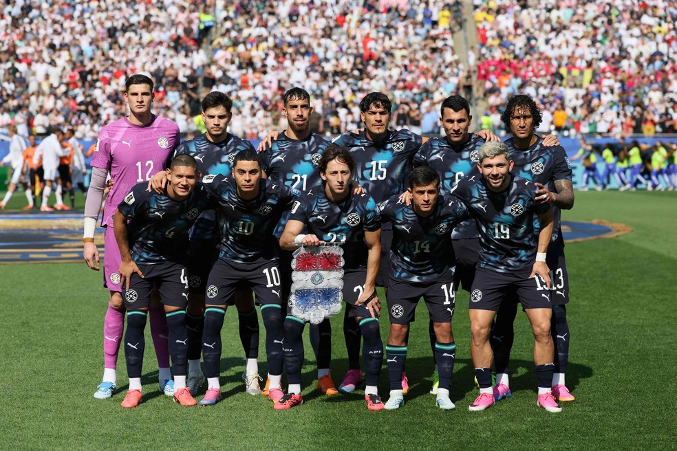 Seleção do Paraguai antes da classificação sobre a Alemanha — Foto: Odd ANDERSEN / AFP