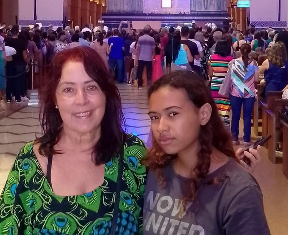 Cleide de Barros, farmacêutica de 57 anos, vive com a filha, Paula, de 23 anos, e trocaram de plano de saúde — Foto: Arquivo pessoal