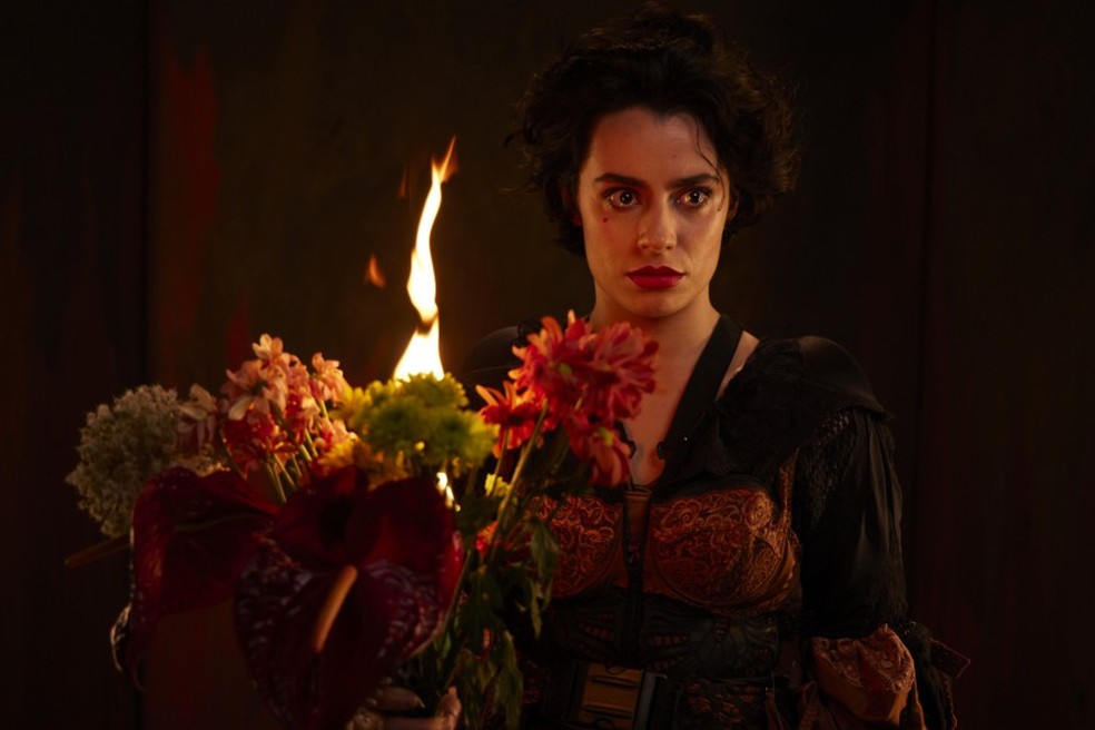 A atriz Milla Fernandez, atriz e dramaturga do monólogo "TIP (antes que me queimem eu mesma me atiro no fogo)" — Foto: Alê Catan/Divulgação