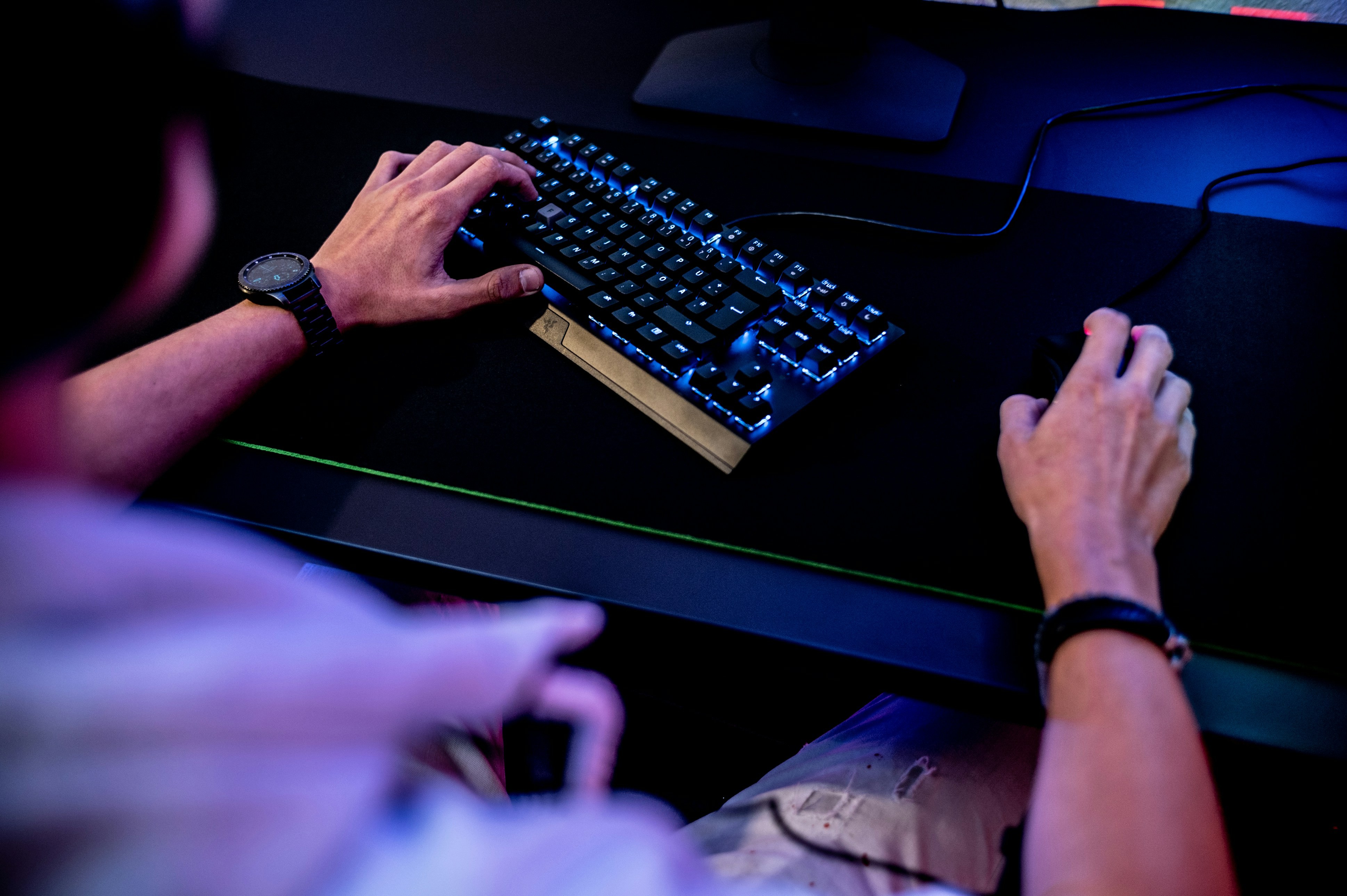 Por que as letras do teclado aparecem na ordem em que estão e não na alfabética?