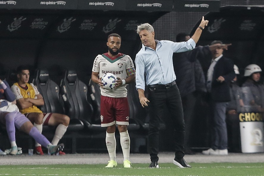 Renato Gaúcho orienta Samuel Xavier