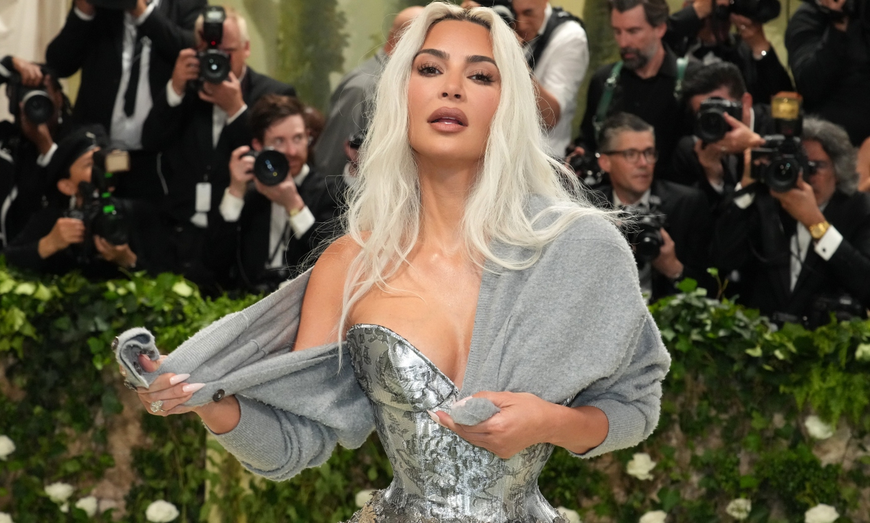 Como Kim Kardashian entra em pequeno espartilho? Conheça táticas da socialite para deixar cintura minúscula