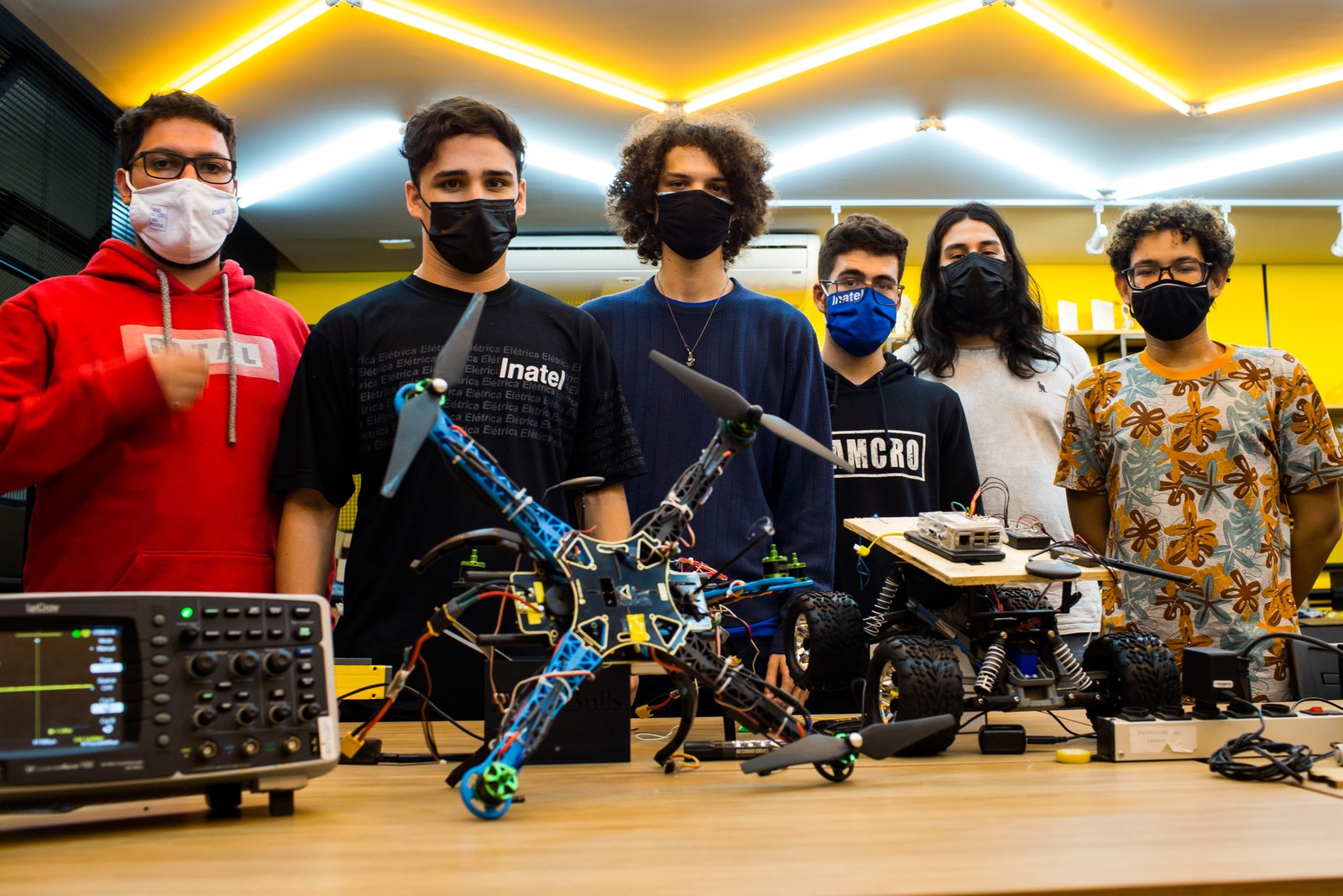 Alunos com protótipos em sala de aula robótica do Instituto Nacional de Telecomunicações - INATEL.  — Foto: Edilson Dantas / Agência O Globo