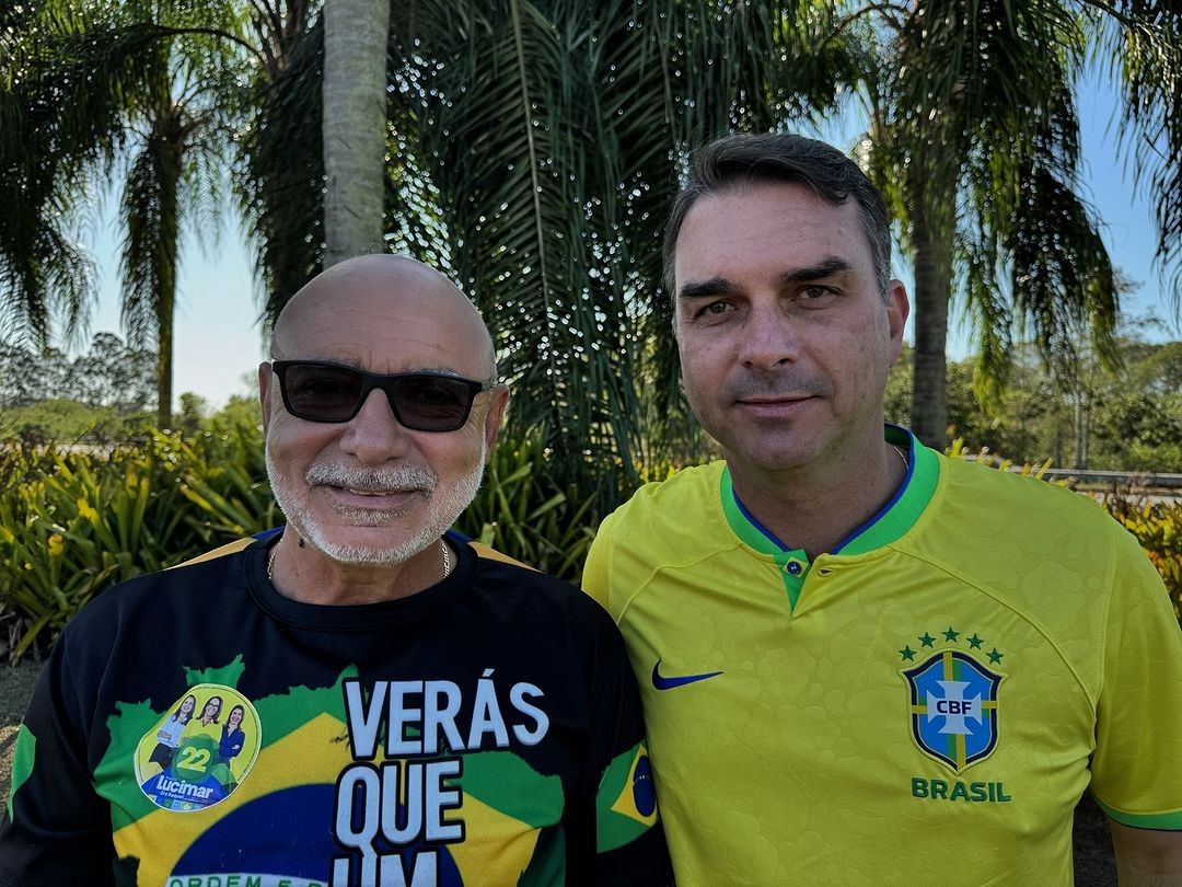 Queiroz, ex-assessor de Flávio Bolsonaro investigado por 'rachadinha', fica como suplente em Saquarema