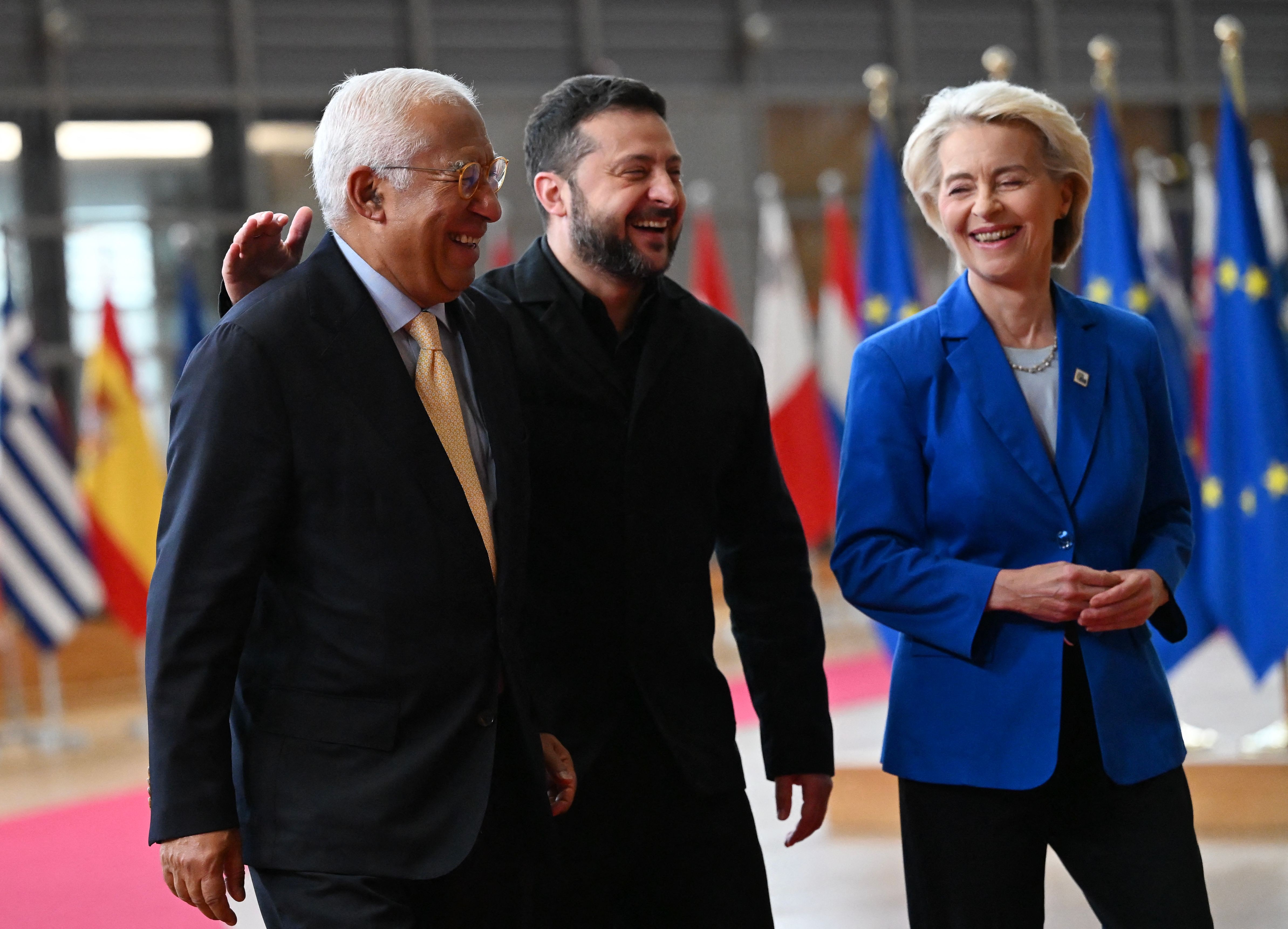 Zelensky agradece apoio de 'líderes de verdade' na Europa, enquanto Trump o classifica como 'mais difícil de lidar' do que Putin
