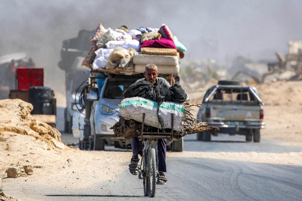Palestinos deixam Cidade de Gaza de carro e bicicleta após ultimato israelense — Foto: Eyad Baba/AFP