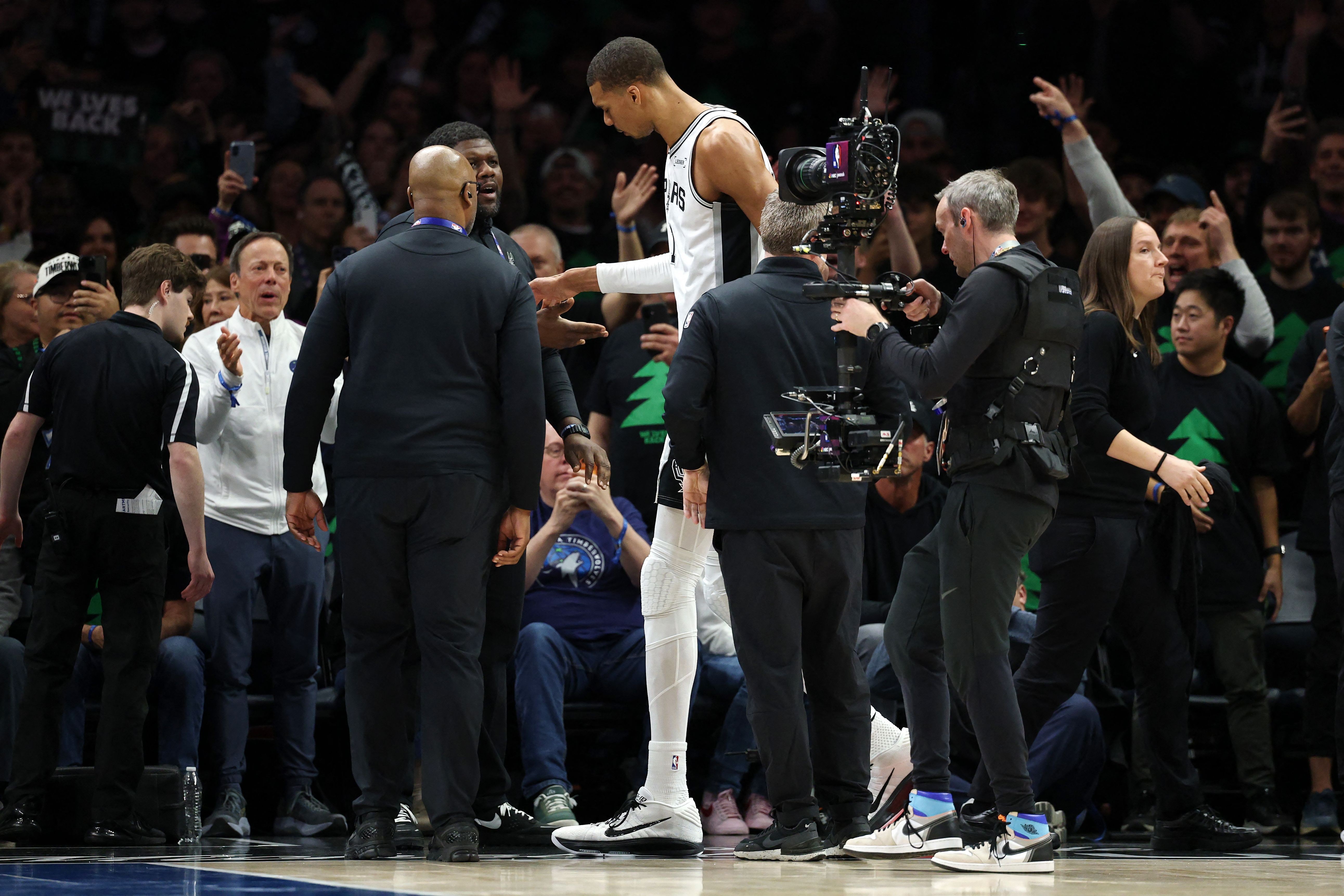 NBA: Wembanyama escapa de punição por cotovelada e está liberado para jogo 5 nos playoffs