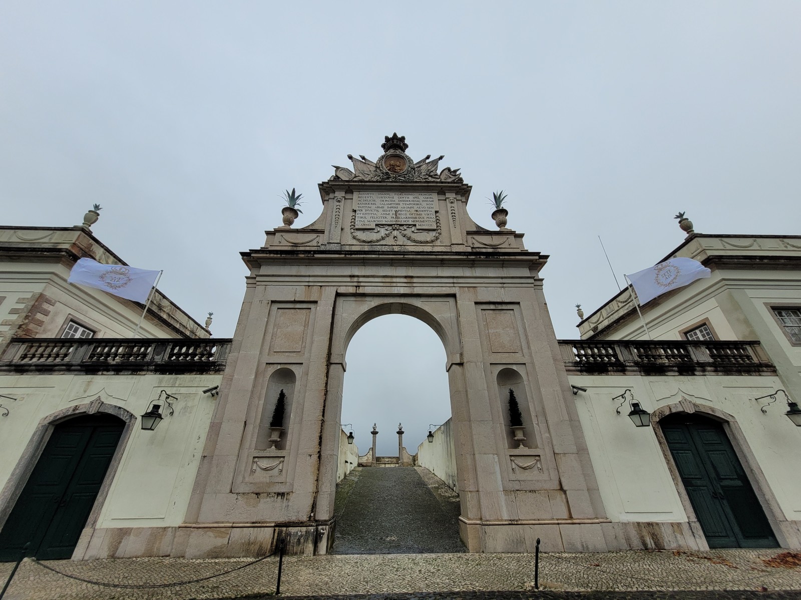 O 'arco do triunfo' erguido em 1802 em homenagem à visita de Dom João IV e Carlota Joaquina, então príncipes de Portugal, ao Palácio de Seteais, em Sintra — Foto: Eduardo Maia / O Globo