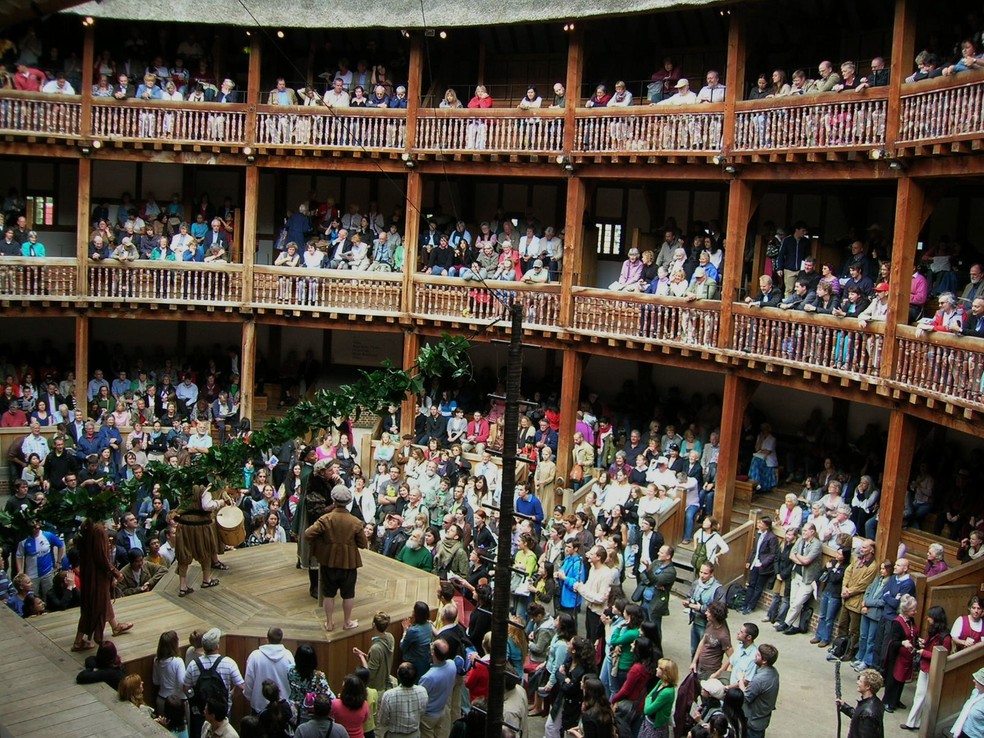 Público assiste a uma apresentação no Shakespeare Globe, teatro em Londres construído à moda do século XVI — Foto: Reprodução / Wikimedia Commons