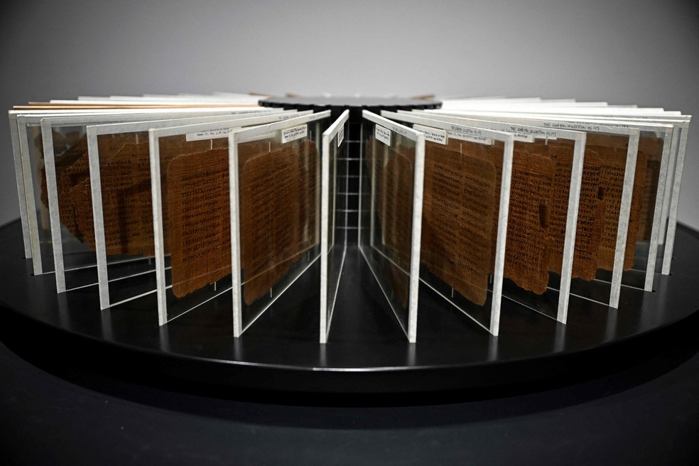 Livro mais antigo do mundo em uma coleção particular foi vendido em leilão em Londres — Foto: Julien de Rosa/AFP