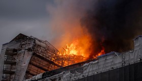 Grande incêndio atinge edifício da Bolsa de Copenhague e parte de torre histórica desaba, na Dinamarca