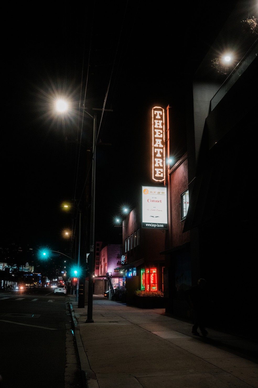 O Coronet Theater, em West Hollywood, é o atual endereço do Largo, tradicional clube de comédia de Los Angeles — Foto: Gabriela Bhaskar/The New York Times