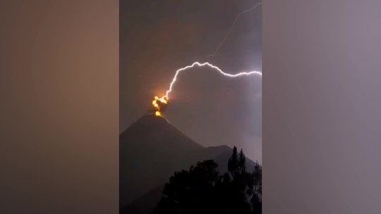 Vídeo mostra o momento em que tempestade de raios atinge vulcão em erupção na Guatemala; assista
