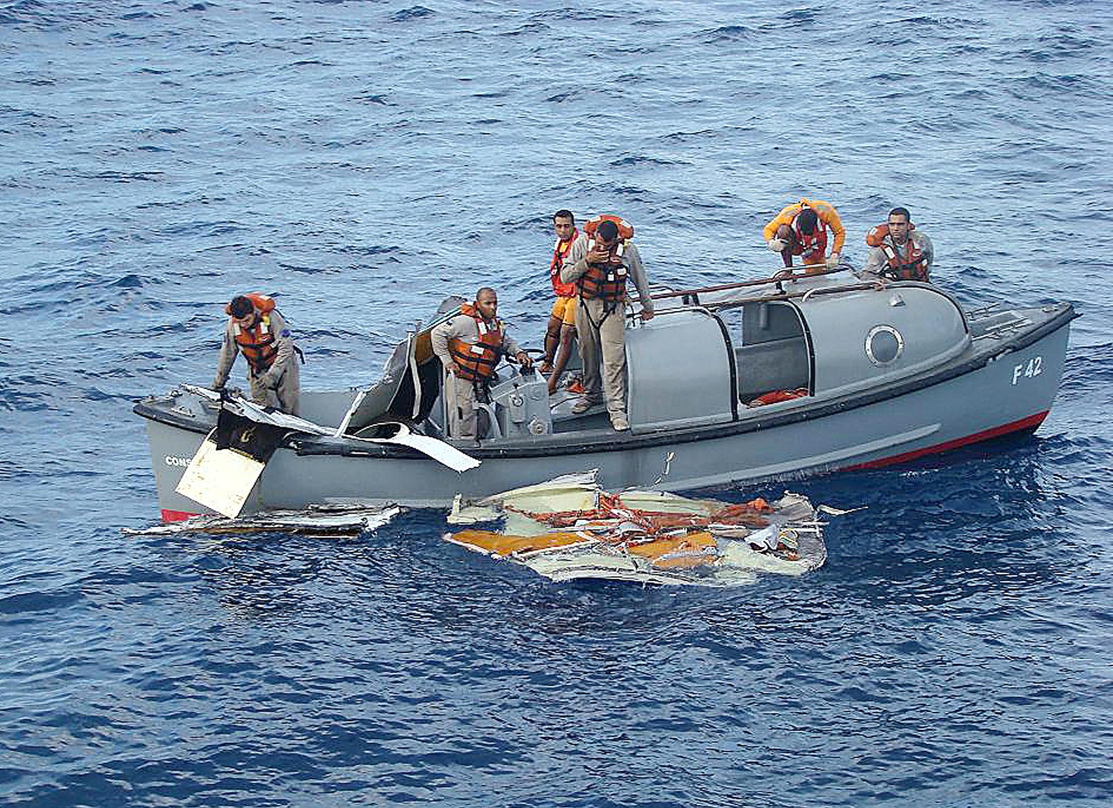 Tripulantes da Fragata Brasileira "Constituição" recuperam, em 7 de junho de 2009, destroços do voo 447 da Air France, que caiu no Oceano Atlântico em 1º de junho daquele ano — Foto: AFP