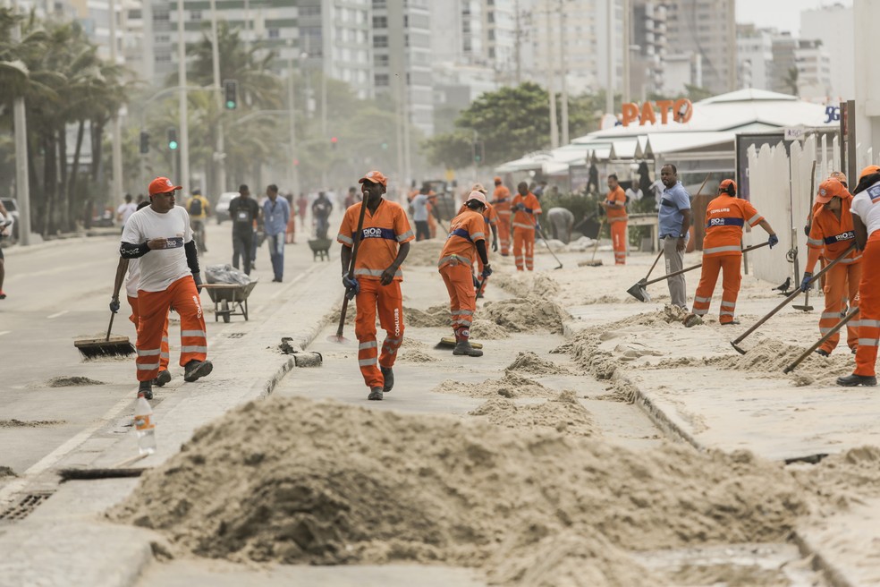 Bancos de areia chegaram até os quiosques nas praias da zona sul do Rio — Foto: Gabriel de Paiva/Agência O Globo