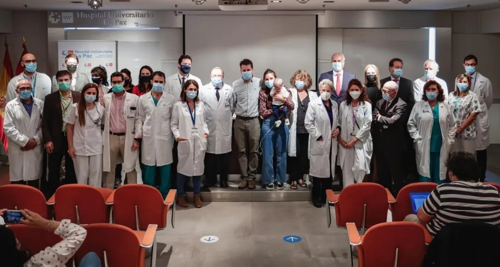 Equipe médica do Hospital Universitário La Paz, na Espanha, onde foi realizada a cirurgia de Emma — Foto: Comunidad de Madrid