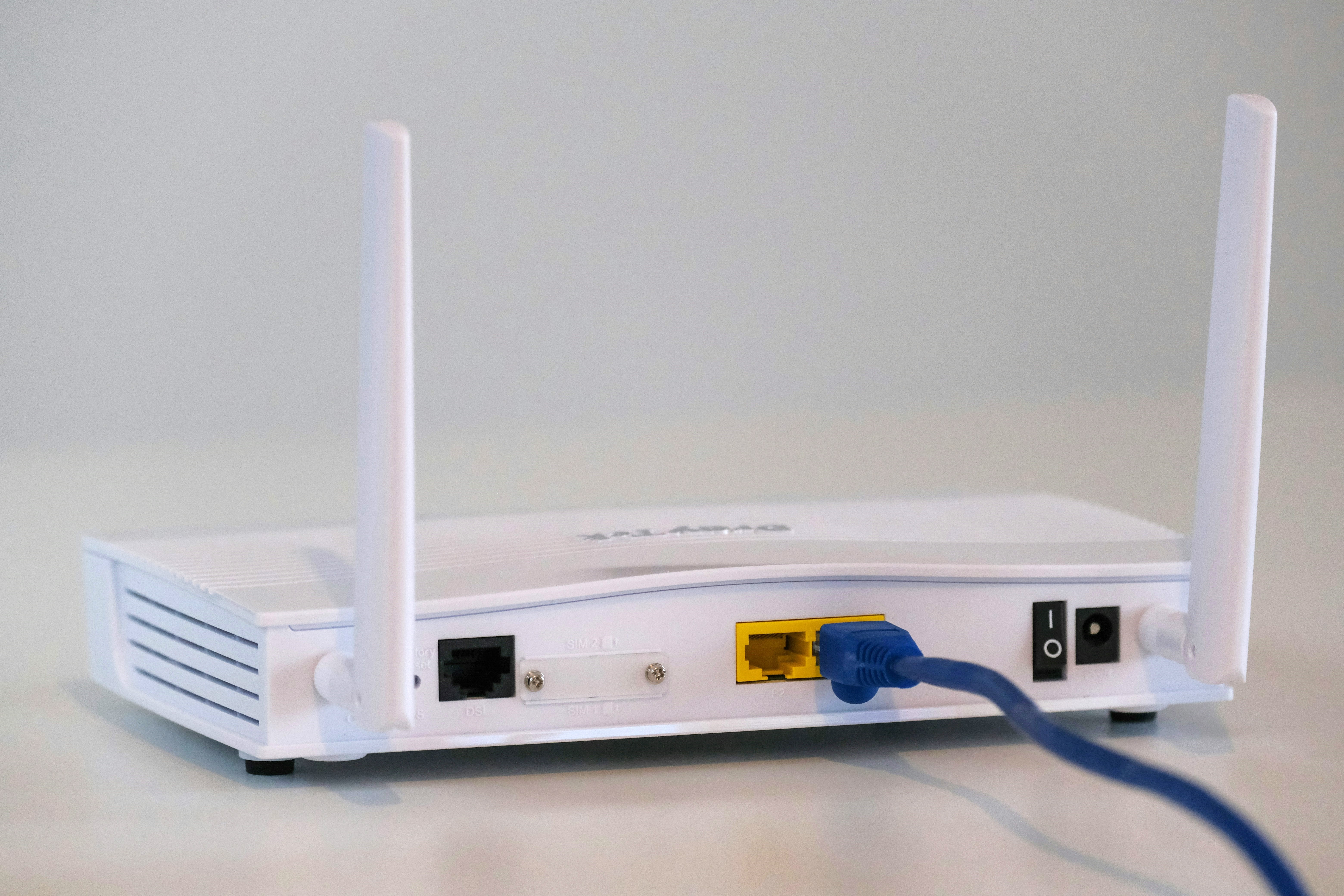 Moeda ou chave em cima do roteador melhora o Wi-Fi? Entenda o que realmente funciona