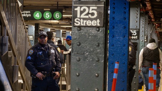 Nova York retira, às vezes à força, pessoas com transtornos mentais do metrô; ativistas criticam medida