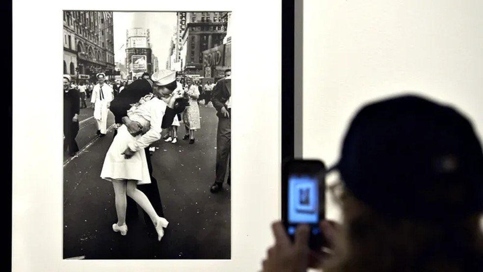 A fotografia de Alfred Eisenstaedt para a revista "Life" registra um beijo não consensual — Foto: AFP