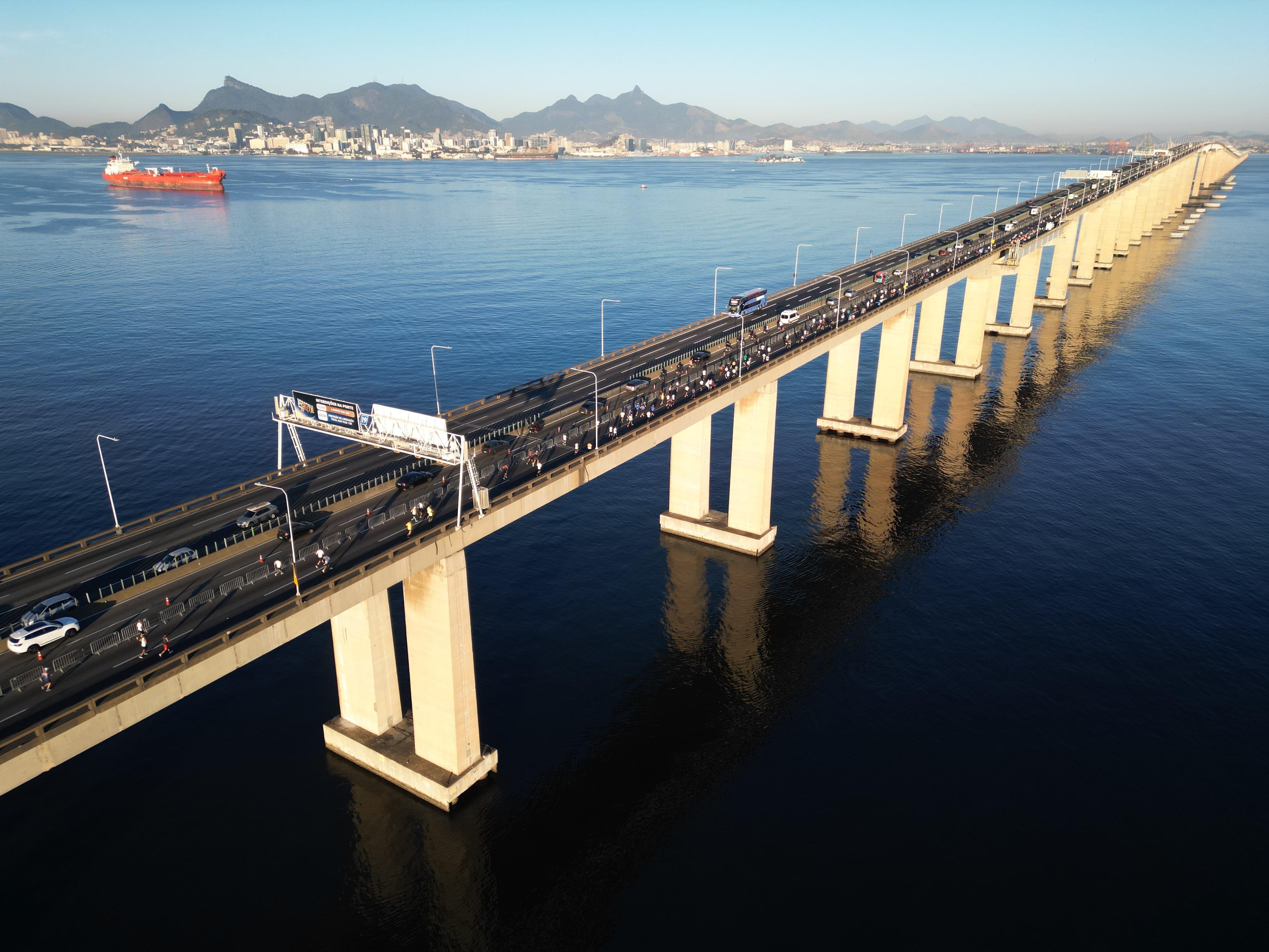Cerca de 6 mil corredores participam do Desafio da Ponte, que teve dois estreantes como campeões da travessia de 21 km - QTU Questões do Universo
