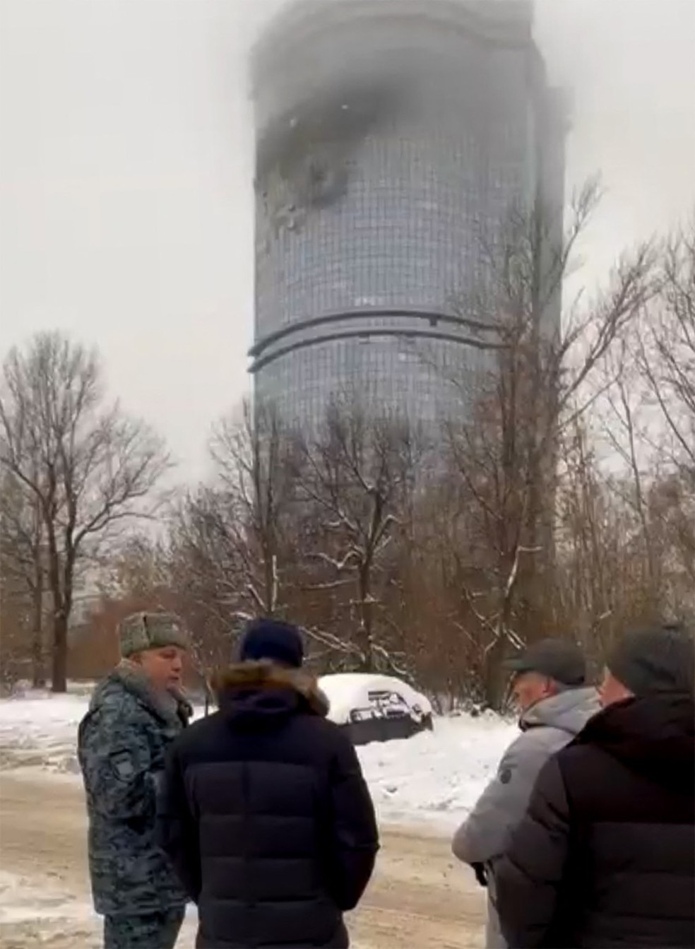 Prédio de 37 andares é atingido por ataque de drones ucranianos na Rússia — Foto: AFP