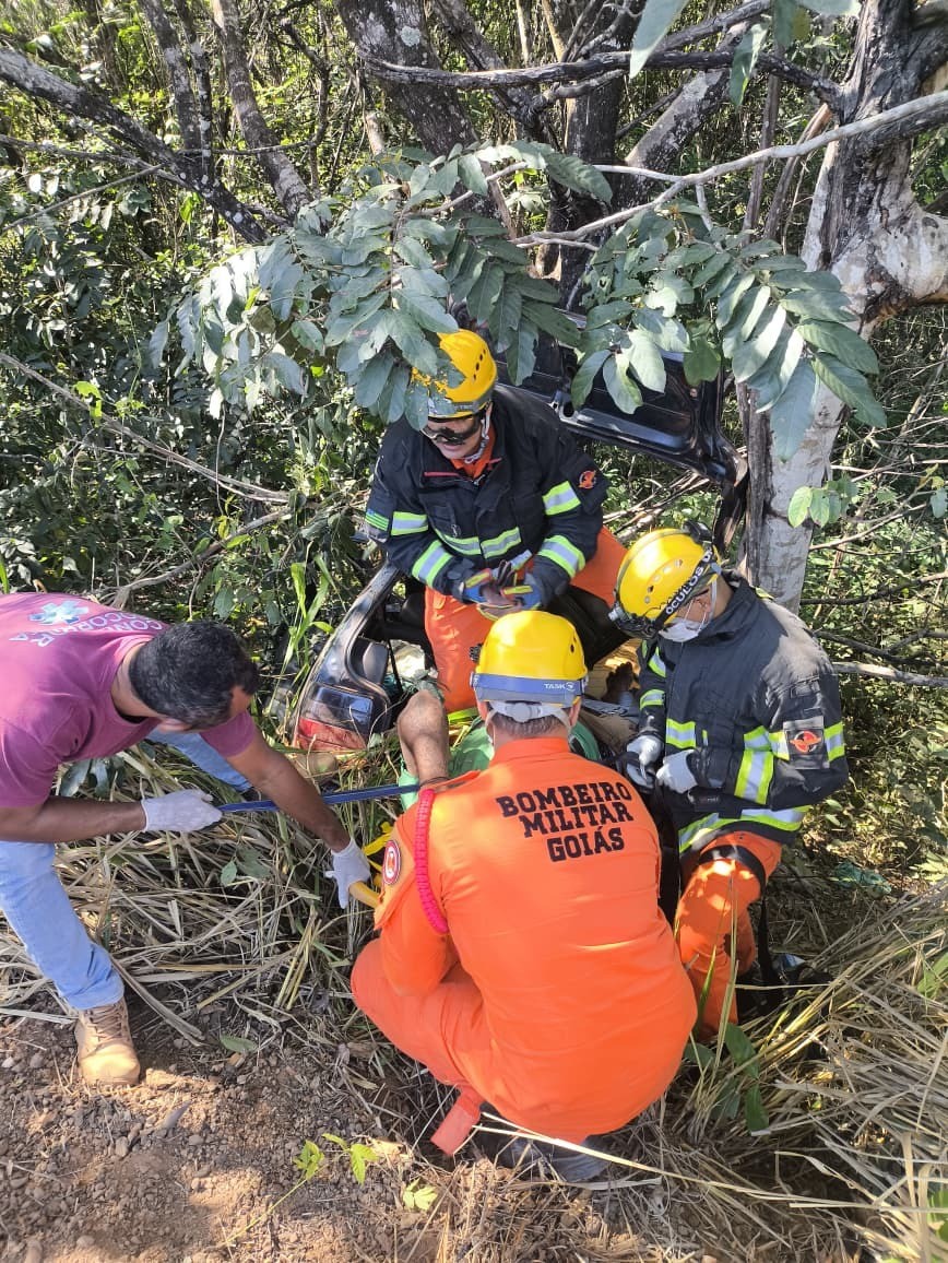 Motorista é resgatado após três dias preso em carro que caiu